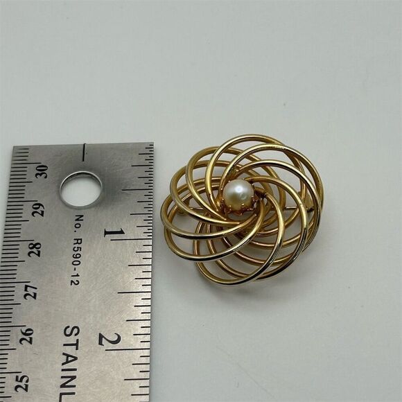 Vintage Round Swirl Textured Gold Tone Brooch with Genuine Pearl Classic Elegant - Picture 4 of 4